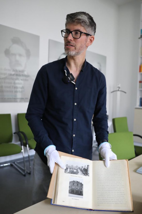 　　7月30日，在位于德國(guó)柏林的西門子歷史檔案館，歷史學(xué)家埃瓦爾德·布勒歇爾展示《拉貝日記》部分原件。新華社記者 杜哲宇 攝