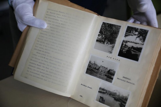 　　7月30日，在位于德國(guó)柏林的西門子歷史檔案館，歷史學(xué)家埃瓦爾德·布勒歇爾展示《拉貝日記》部分原件。新華社記者 杜哲宇 攝