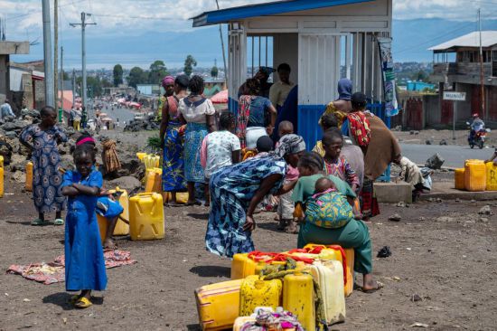 　　5月6日，在剛果（金）東部北基伍省戈馬市郊，流離失所者在原營地附近的一處取水點(diǎn)等待取水。新華社記者鄭揚(yáng)子攝
