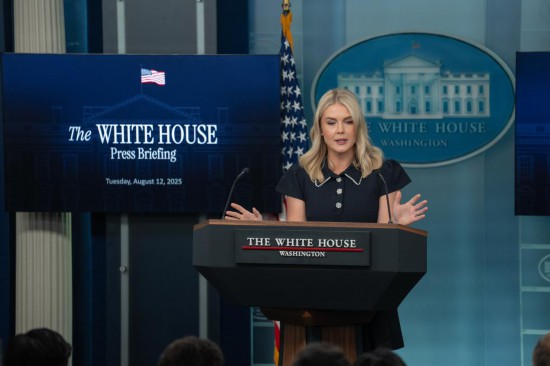 　　8月12日，在美國首都華盛頓白宮，白宮新聞秘書萊維特出席記者會。新華社記者胡友松攝