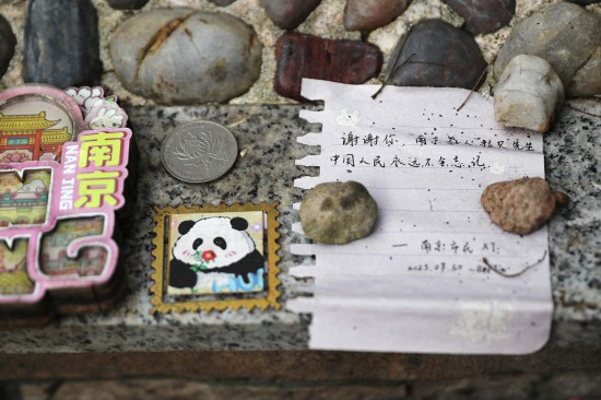 　　這是8月7日在德國(guó)柏林約翰·拉貝墓前拍攝的憑吊者留下的紙條。新華社記者 杜哲宇 攝