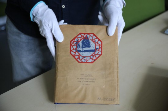 　　7月30日，在德國(guó)柏林的西門子歷史檔案館，歷史學(xué)家埃瓦爾德·布勒歇爾展示《拉貝日記》部分原件。新華社記者 杜哲宇 攝