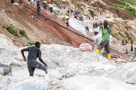 　　5月7日，礦工在剛果（金）東部北基伍省魯巴亞的鈳鉭礦區(qū)勞作。新華社記者鄭揚(yáng)子攝