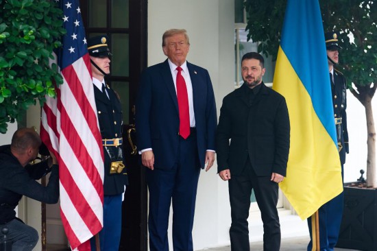 　　8月18日，美國總統(tǒng)特朗普（中左）在華盛頓白宮迎接烏克蘭總統(tǒng)澤連斯基（中右）。新華社記者胡友松攝