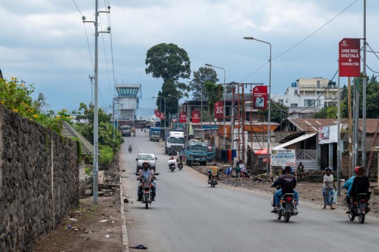 　　這是5月5日在剛果（金）東部北基伍省戈馬市拍攝的市中心街道和遠(yuǎn)處的機(jī)場塔臺。新華社記者鄭揚(yáng)子攝