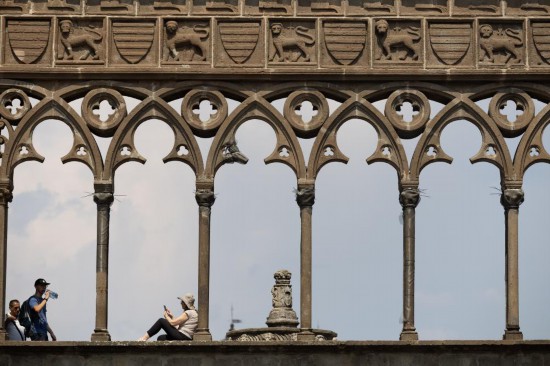 　　8月19日，在意大利維泰博，游客在烈日下參觀。新華社記者李京攝