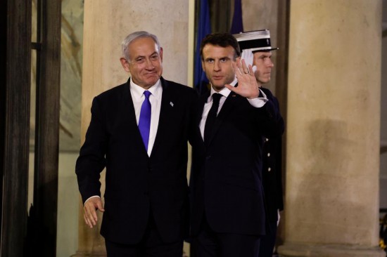 　　2023年2月2日，法國總統(tǒng)馬克龍（右）在巴黎總統(tǒng)府愛麗舍宮迎接來訪的以色列總理內(nèi)塔尼亞胡。新華社發(fā)（里特·埃斯攝）