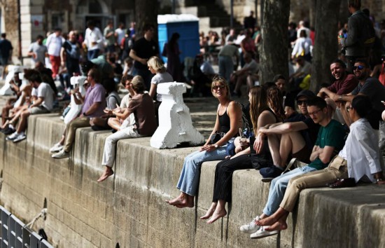 　　7月5日，人們在法國巴黎塞納河邊消暑休閑。新華社記者高靜攝