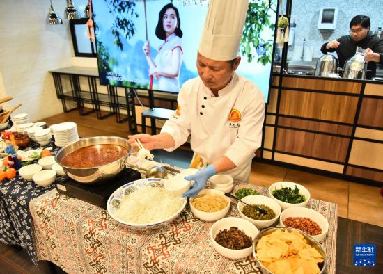 8月23日，在文萊首都斯里巴加灣市的拉克薩馬納商學院，來自廣西的柳州螺螄粉制作技藝非遺傳承人黎元龍在“中國美食之夜——品味廣西”活動上制作螺螄粉。新華社記者 李萌 攝