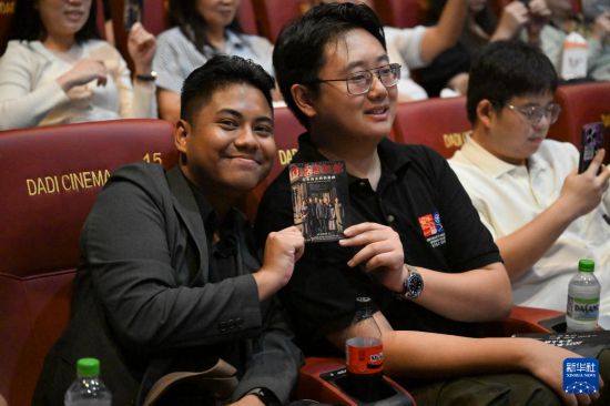 8月24日，在馬來(lái)西亞吉隆坡，觀眾在《南京照相館》馬來(lái)西亞首映禮上展示電影票。新華社記者 程一恒 攝