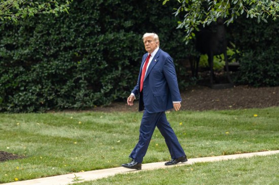 　　8月1日，在美國(guó)首都華盛頓白宮，美國(guó)總統(tǒng)特朗普走向南草坪。新華社記者胡友松攝