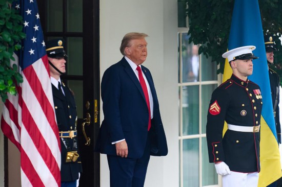 　　8月18日，美國總統(tǒng)特朗普（左二）在華盛頓白宮準(zhǔn)備迎接烏克蘭總統(tǒng)澤連斯基。新華社記者胡友松攝