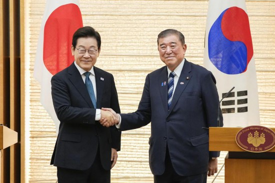 8月23日，在日本東京，韓國總統(tǒng)李在明（左）與日本首相石破茂在共同記者會后握手。新華社/共同社