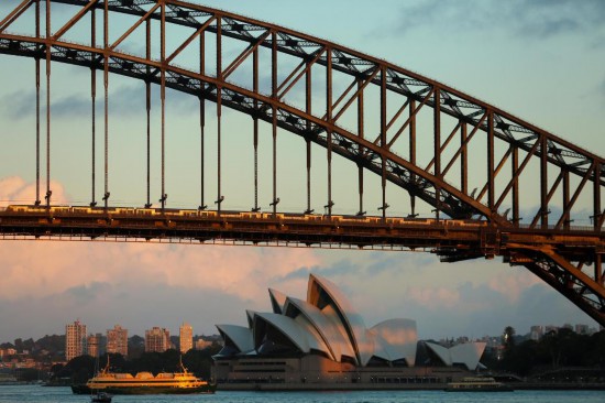 這是2024年5月13日拍攝的落日時分的澳大利亞悉尼歌劇院和海港大橋。新華社記者馬平攝