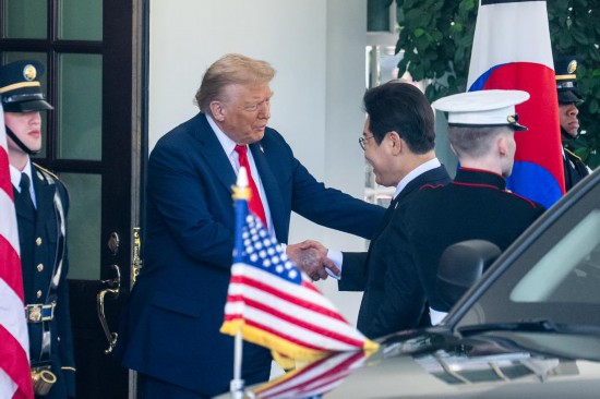 8月25日，美國總統(tǒng)特朗普（左二）在華盛頓白宮歡迎韓國總統(tǒng)李在明（左三）。新華社記者 胡友松 攝