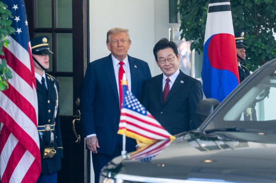 　8月25日，美國總統(tǒng)特朗普（左二）在華盛頓白宮歡迎韓國總統(tǒng)李在明（右二）。新華社記者 胡友松 攝