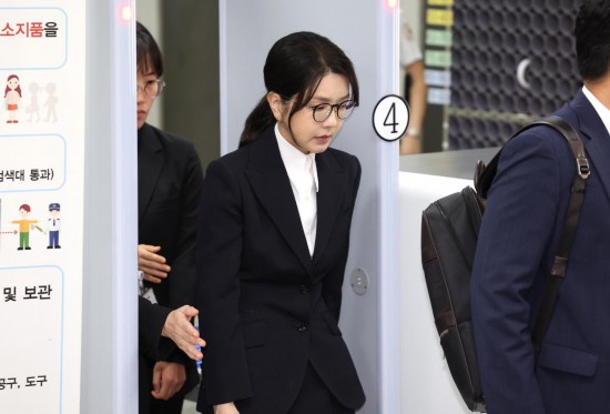 這是8月12日在韓國首爾中央地方法院拍攝的韓國前總統(tǒng)尹錫悅妻子金建希(中)。新華社/紐西斯通訊社