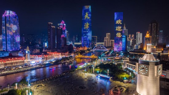 這是8月1日拍攝的天津海河兩岸夜景（無(wú)人機(jī)照片）。 新華社記者孫凡越攝