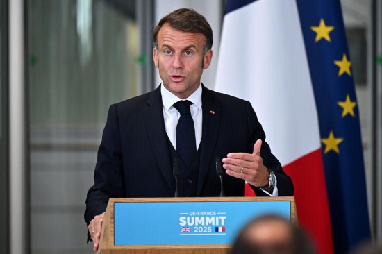 7月10日，法國總統(tǒng)馬克龍在英國倫敦郊外諾斯伍德軍事基地出席與英國首相斯塔默（不在畫面中）舉行的聯(lián)合記者會。新華社/法新