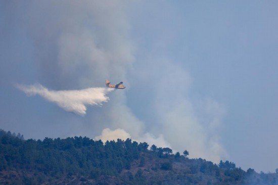8月11日，消防飛機(jī)在意大利坎帕尼亞大區(qū)維蘇威國(guó)家公園撲救山火。新華社發(fā)