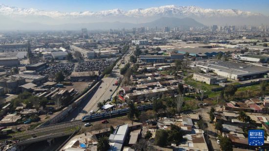 8月25日，在智利圣地亞哥首都大區(qū)倫卡市，一輛中國(guó)制造的列車停在儀式現(xiàn)場(chǎng)（無(wú)人機(jī)照片）。新華社發(fā)