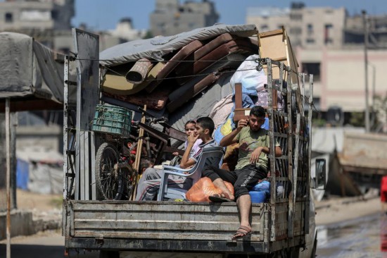 8月22日，巴勒斯坦民眾攜帶物品乘車離開加沙城向南撤離。新華社發(fā)（里澤克·阿卜杜勒賈瓦德攝）