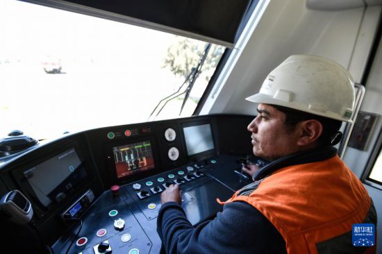8月25日，在智利圣地亞哥首都大區(qū)倫卡市舉行的簽約儀式上，智利國(guó)家鐵路公司一名員工在列車駕駛室內(nèi)工作。新華社發(fā)（豪爾赫·比列加斯攝）