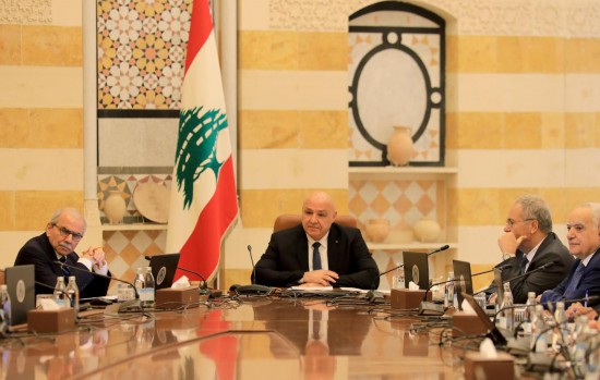 8月5日，黎巴嫩總統(tǒng)約瑟夫·奧恩（左二）和總理納瓦夫·薩拉姆（左一）在貝魯特的總統(tǒng)府巴卜達(dá)宮出席內(nèi)閣會議。新華社發(fā)（比拉爾·賈維希攝）