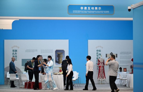 　8月28日，媒體記者在新聞中心非遺互動展示區(qū)了解非遺技藝。新華社記者 趙子碩 攝