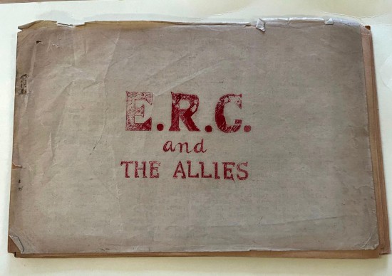 這是8月21日在位于英國曼徹斯特市的人民歷史博物館拍攝的由曾參加?xùn)|江縱隊的新華社倫敦分社首任社長黃作梅主筆編撰的《東江縱隊與盟軍》。新華社記者吳黎明攝