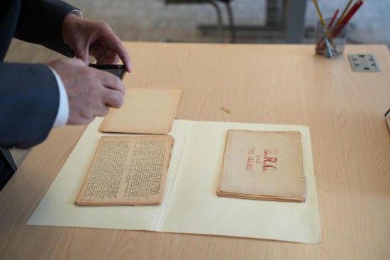 圖為8月21日，在位于英國曼徹斯特市的人民歷史博物館，新華社記者拍攝由黃作梅主筆編撰的《東江縱隊與盟軍》。新華社記者鄭博非攝