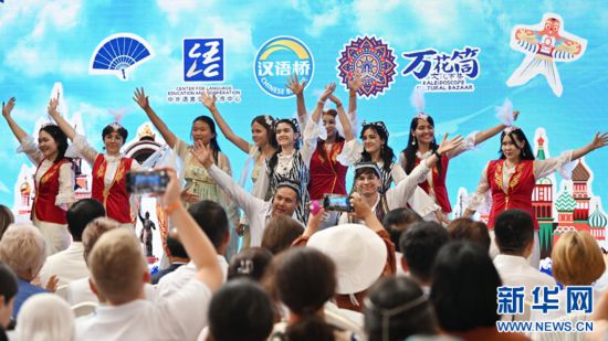 2025年8月6日，“上合之約·絲路津彩”上合國家青年學(xué)生“萬花筒”文化市集在天津慶王府舉行。這是上合國家青年學(xué)生在共同表演舞蹈節(jié)目。新華社記者 李然 攝