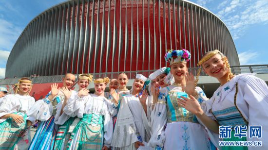 中國援白俄羅斯國家足球體育場6月7日正式啟用。項目占地面積12.43公頃，建筑面積4.8萬平方米，設(shè)有33145個觀眾坐席，是國際水準的專業(yè)足球競技場和全民健身體育文化綜合體。新華社發(fā)（任科夫攝）