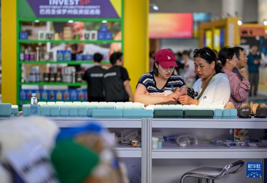 8月29日，觀眾在第五屆中蒙博覽會(huì)上選購(gòu)商品。新華社記者 連振 攝