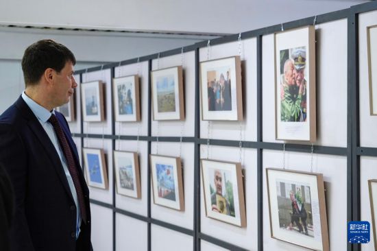 8月28日，在俄羅斯圣彼得堡，一名男子參觀紀念中國人民抗日戰(zhàn)爭暨世界反法西斯戰(zhàn)爭勝利80周年圖片展。新華社記者 周天翮 攝