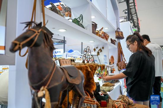 8月29日，觀眾在第五屆中蒙博覽會內(nèi)蒙古通遼市展區(qū)參觀。新華社記者 連振 攝