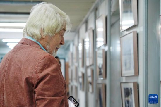 8月28日，在俄羅斯圣彼得堡，一名男子參觀紀(jì)念中國人民抗日戰(zhàn)爭(zhēng)暨世界反法西斯戰(zhàn)爭(zhēng)勝利80周年圖片展。新華社記者 周天翮 攝