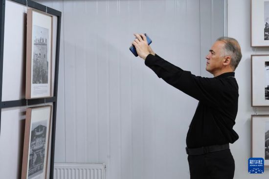 8月28日，在俄羅斯圣彼得堡，一名男子參觀紀(jì)念中國人民抗日戰(zhàn)爭暨世界反法西斯戰(zhàn)爭勝利80周年圖片展。新華社記者 周天翮 攝