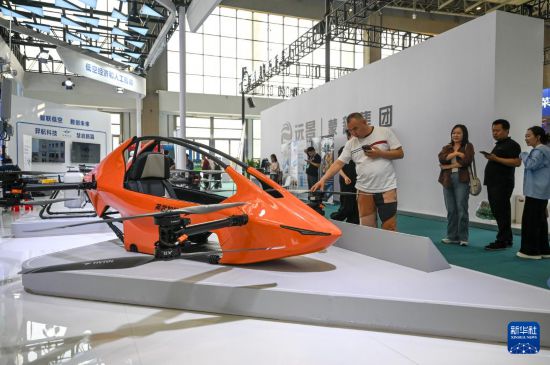 8月29日，觀眾在第五屆中蒙博覽會(huì)低空經(jīng)濟(jì)展區(qū)參觀。新華社記者 連振 攝
