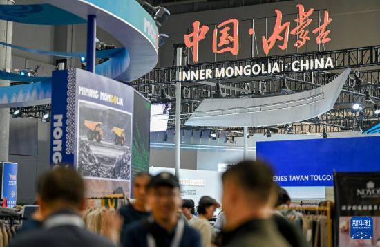 8月29日，觀眾在第五屆中蒙博覽會(huì)上參觀。新華社記者 連振 攝