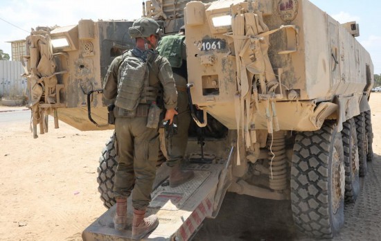 這是8月28日從加沙邊境以色列一側(cè)拍攝的以軍裝甲車和士兵。新華社發(fā)(吉爾·科恩·馬根攝)