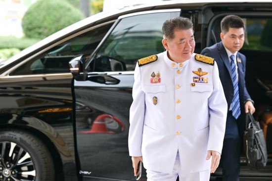 7月3日，普坦（前）抵達(dá)位于泰國(guó)曼谷的總理府。新華社發(fā)（泰國(guó)總理府供圖）