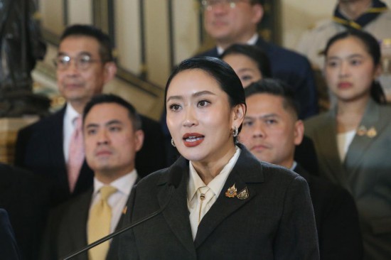 8月29日，在位于泰國(guó)曼谷的總理府，佩通坦在憲法法院公布裁定結(jié)果后出席記者會(huì)。新華社發(fā)（拉亨攝）