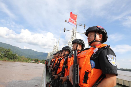  聯(lián)合巡邏執(zhí)法編隊抵達老撾孟莫碼頭，中方執(zhí)法隊員整齊站坡。（云南省公安廳水上巡邏總隊供圖）