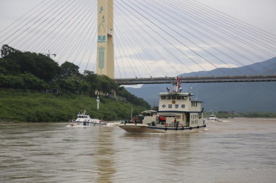   中方53101艇陪同緬方161艇、162艇抵達云南西雙版納景哈警務碼頭。（云南省公安廳水上巡邏總隊供圖）