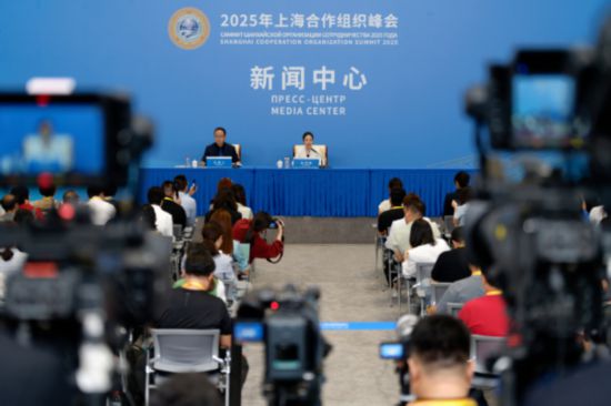   8月30日，在天津梅江國際會展中心，2025年上海合作組織峰會新聞中心舉行上合組織睦鄰友好合作委員會吹風(fēng)會，上海合作組織睦鄰友好合作委員會秘書長左洪波介紹該組織民間交往與合作，以及睦委會推進(jìn)該組織民間外交工作情況，并回答記者提問。 新華社記者 張笑宇 攝