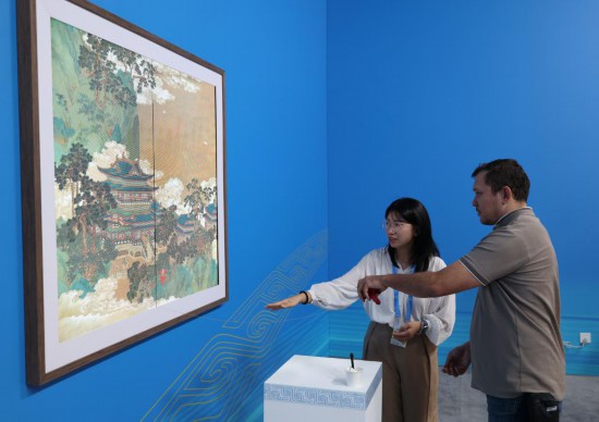 外國(guó)記者在體驗(yàn)“紙鳶漫游”數(shù)字語(yǔ)境項(xiàng)目。新華社記者楊青攝