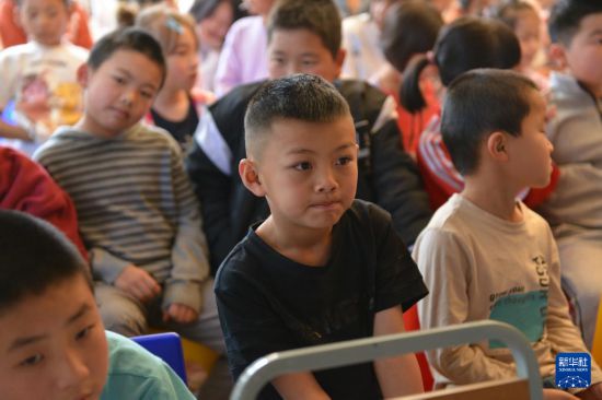 8月30日，在南非約翰內(nèi)斯堡的非洲華文教育基金會(huì)中文學(xué)校，孩子們聆聽(tīng)教師講述抗戰(zhàn)歷史。新華社記者 蔣國(guó)鵬 攝