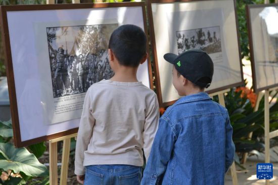 8月30日，在南非約翰內(nèi)斯堡的非洲華文教育基金會(huì)中文學(xué)校，孩子們觀看紀(jì)念中國人民抗日戰(zhàn)爭暨世界反法西斯戰(zhàn)爭勝利80周年圖片展。新華社記者 蔣國鵬 攝