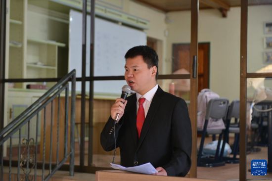 8月30日，在南非約翰內(nèi)斯堡的非洲華文教育基金會(huì)中文學(xué)校，教師莊勇給孩子們講述抗戰(zhàn)歷史。 新華社記者 蔣國鵬 攝